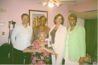 Gloria Nelda Harvey Ellott Robinson and Daughters
Gloria is the Daughter of Lloyd Russell Harvey.
Shelia, Stephanie, Monica and Vanessa are the Daughters of Gloria Nelda Harvey Elliott Robinson and the Granddaughters of Lloyd Russell Harvey.
